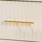Set da camera da letto a 4 pezzi Baxton Studio Primrose Mid-Century in legno scanalato avorio