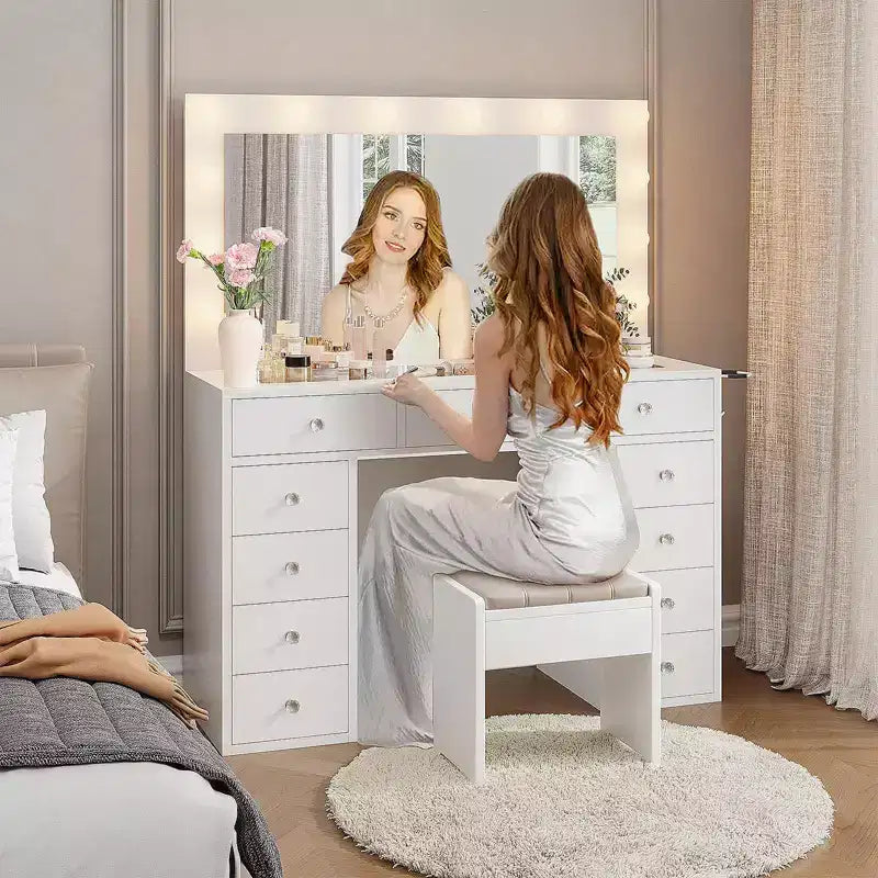 Toeletta con luci, tavolo da trucco in stile rustico con presa di corrente, tavolo da toeletta con ripiano in vetro e 5 cassetti, tavolo con specchio per la camera da letto