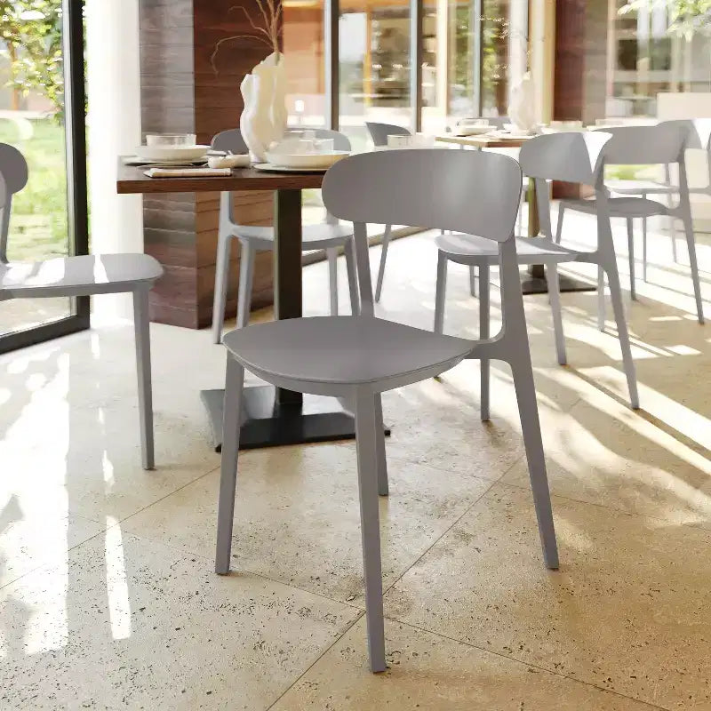 Flash Furniture Sedia da esterni e interni impilabile Dover con schienale curvo, sedia commerciale in resina per tutte le stagioni
