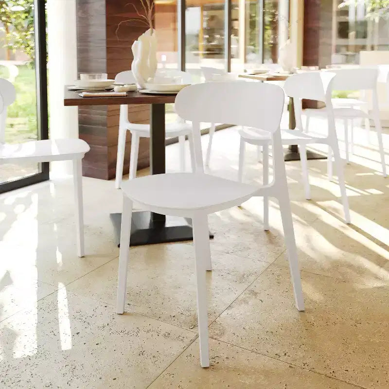 Flash Furniture Sedia da esterni e interni impilabile Dover con schienale curvo, sedia commerciale in resina per tutte le stagioni