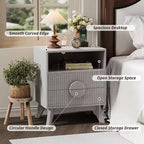 1/2 pz Comodino Moderno, Tavolino Laterale Incassato con 2 Cassetti e Ripiani Aperti, Comodino in Legno, Tavolino da Divano per Soggiorno Camera da Letto Divano