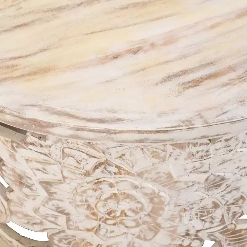 Tavolino Royal Hampton Alina in Legno di Mango Lavorato a Mano con Intaglio Floreale, Finitura Bianca Decapata, 33 Pollici
