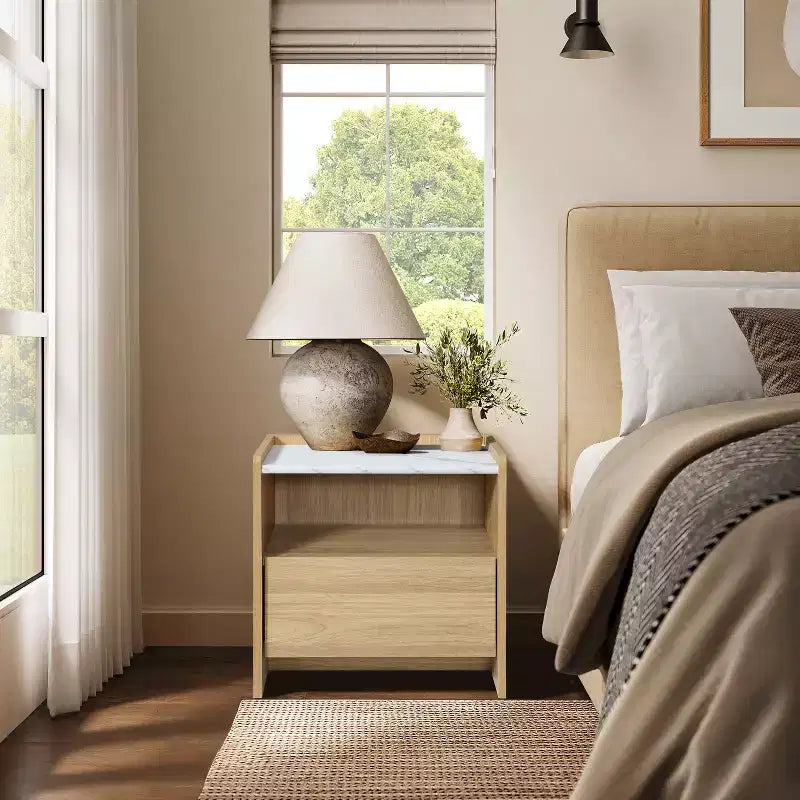 LuxenHome Comodino Rovere 23 con Piano in Finto Marmo, Tavolino da Notte in Legno con Ripiano Aperto Marrone
