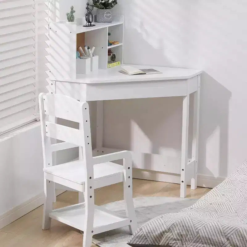 Set Scrivania e Sedia per Bambini All-in-One con Sedia Regolabile, Vetrina, Bacheca in Sughero e Organizzatori. Un Angolo Studio Compatto per la Scuola a Casa o la Camera da Letto.