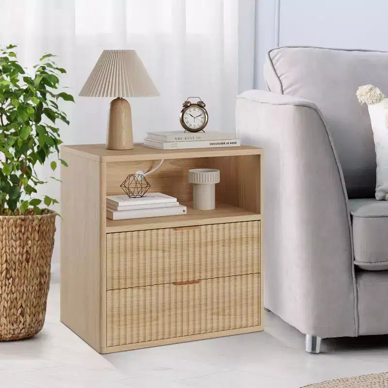 Comodino Fluted Farmhouse con Stazione di Ricarica, Comodino Moderno Mid-Century da 23", Tavolino con 2 Cassetti, Set di Tavolini in Legno per Divano e Camera da Letto