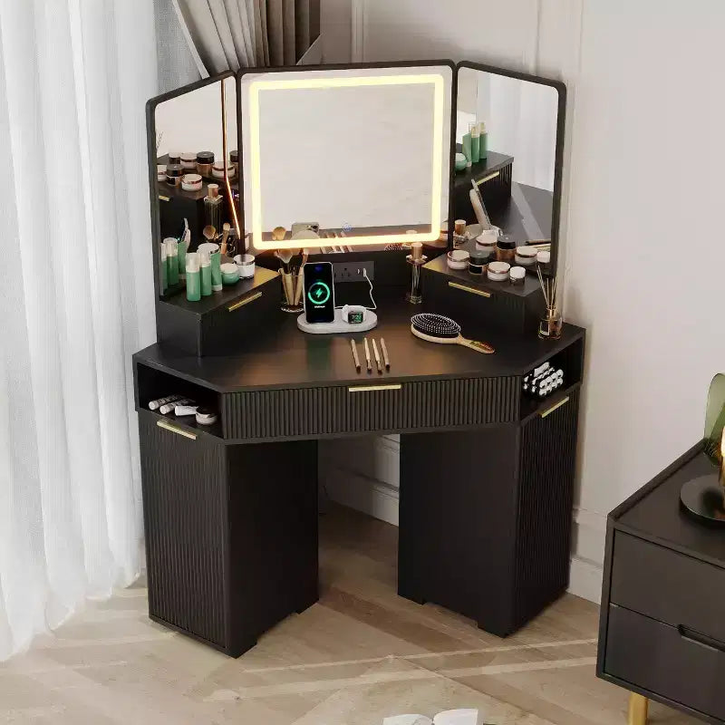 Scrivania angolare da trucco con specchio illuminato e stazione di ricarica, design scanalato, 3 cassetti, armadietti, ripiani aperti, toletta in legno per camera da letto