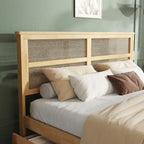 Letto king size con piattaforma, testiera in rattan, due cassetti