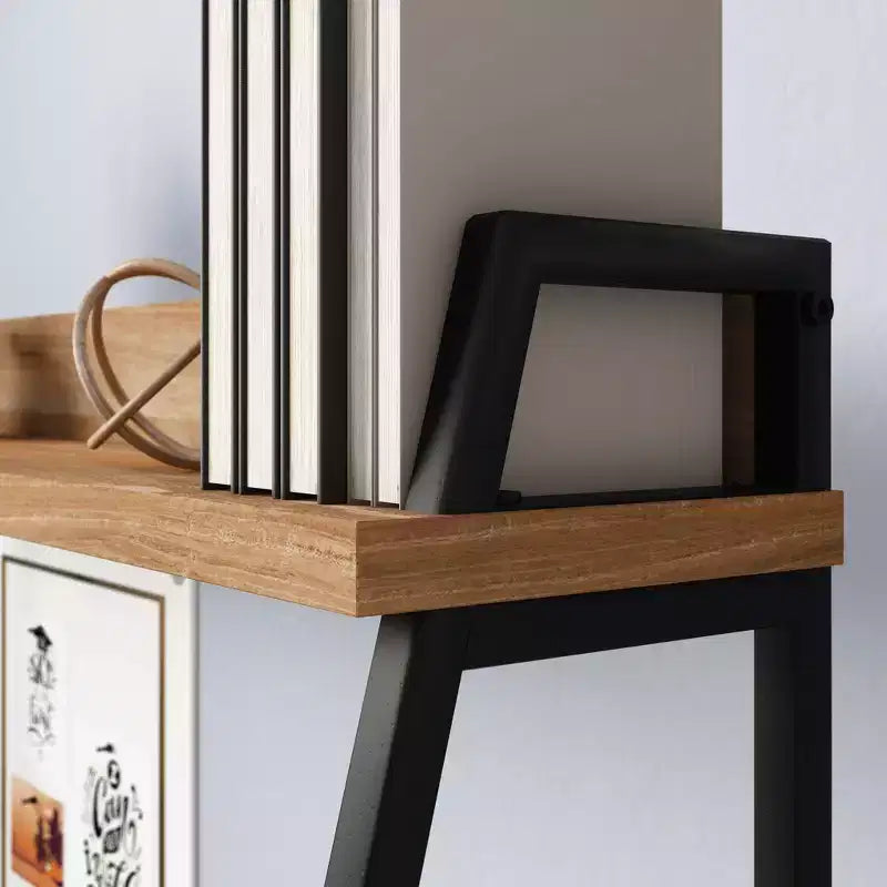 Scrivania North Avenue con alzata Sindoori Mango - Sauder: Scrivania Industriale, Vani a Giorno