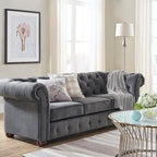 Divano Chesterfield Gdansk con braccioli arrotolati trapuntati