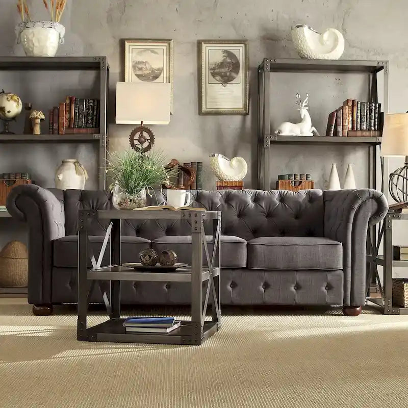 Divano Chesterfield Gdansk con braccioli arrotolati trapuntati