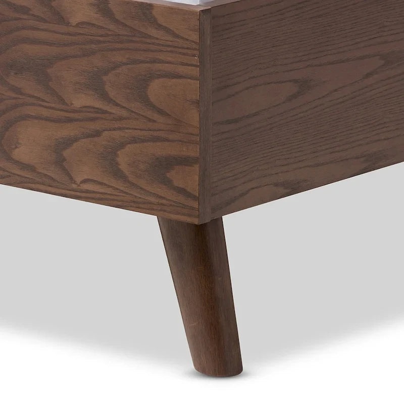 Letto a piattaforma Carson Carrington Harjavalta grigio imbottito in legno di noce in stile Mid-Century