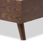 Letto a piattaforma Carson Carrington Harjavalta grigio imbottito in legno di noce in stile Mid-Century