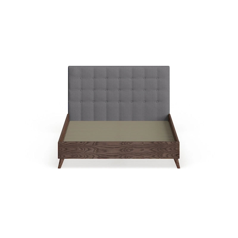 Letto a piattaforma Carson Carrington Harjavalta grigio imbottito in legno di noce in stile Mid-Century