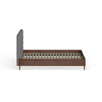 Letto a piattaforma Carson Carrington Harjavalta grigio imbottito in legno di noce in stile Mid-Century