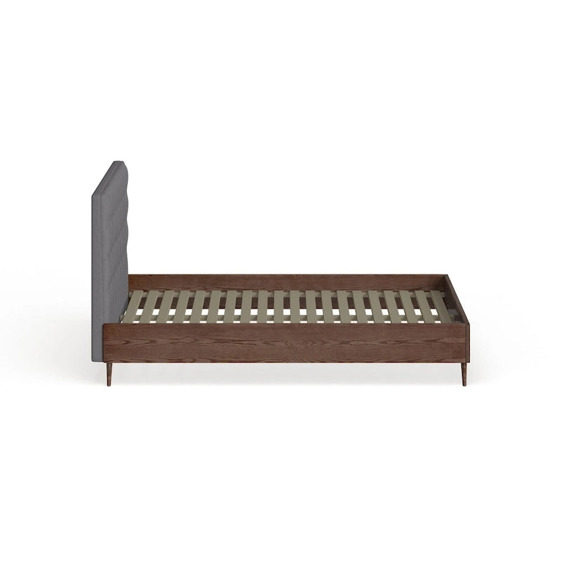 Letto a piattaforma Carson Carrington Harjavalta grigio imbottito in legno di noce in stile Mid-Century
