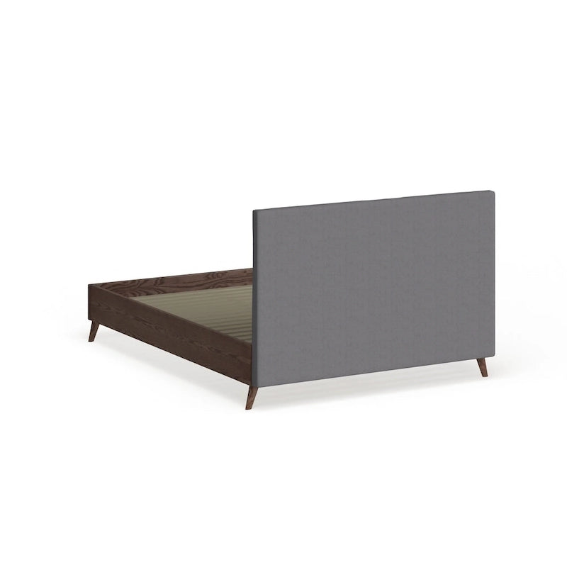 Letto a piattaforma Carson Carrington Harjavalta grigio imbottito in legno di noce in stile Mid-Century
