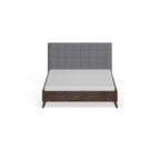 Letto a piattaforma Carson Carrington Harjavalta grigio imbottito in legno di noce in stile Mid-Century