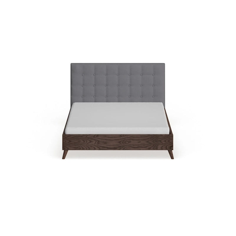 Letto a piattaforma Carson Carrington Harjavalta grigio imbottito in legno di noce in stile Mid-Century