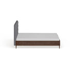 Letto a piattaforma Carson Carrington Harjavalta grigio imbottito in legno di noce in stile Mid-Century