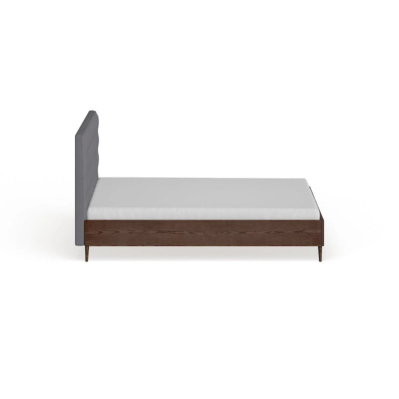 Letto a piattaforma Carson Carrington Harjavalta grigio imbottito in legno di noce in stile Mid-Century