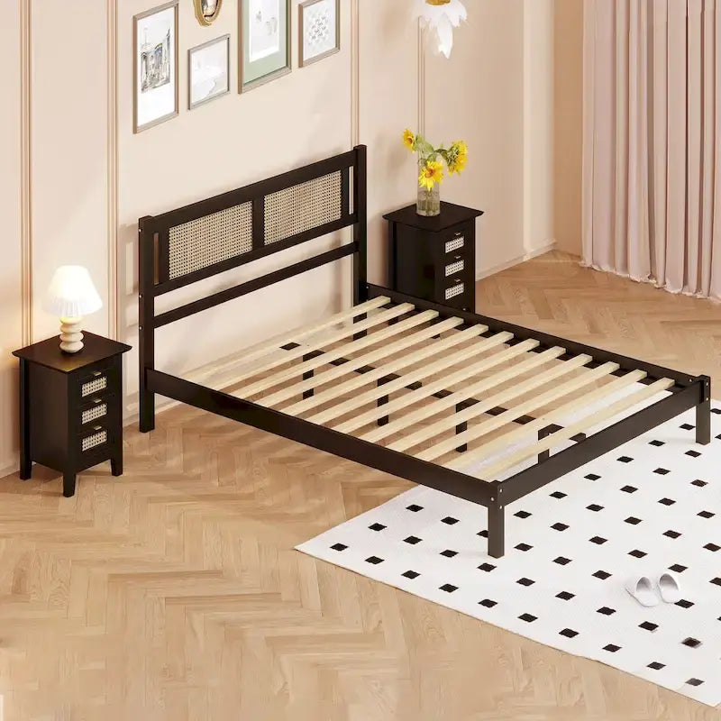 Set da camera da letto in 3 pezzi: letto a piattaforma matrimoniale in legno con testiera in rattan, 2 comodini in rattan con ripiani e 3 cassetti, nero