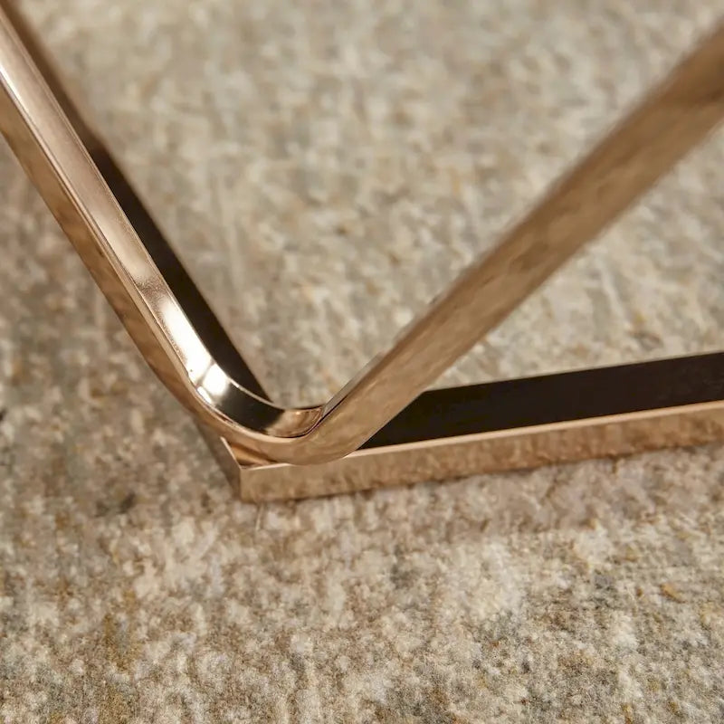 Tavolino da caffè rotondo moderno SEI Furniture Henderson con piano effetto marmo e base geometrica dorata