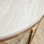 Tavolino da caffè rotondo moderno SEI Furniture Henderson con piano effetto marmo e base geometrica dorata