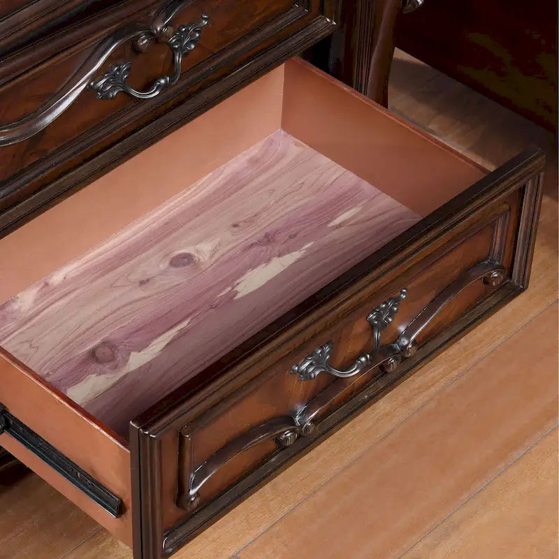 Cassettiera tradizionale in legno massello Eugene di Furniture of America con cassetto superiore foderato in feltro e cassetto foderato in cedro