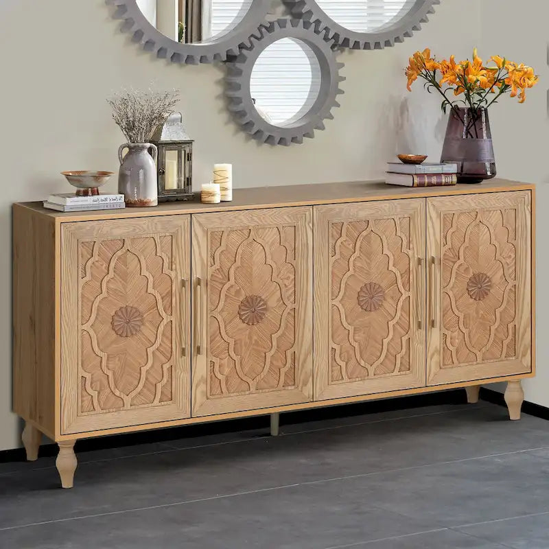 Credenza con ante intagliate a fiori e maniglie in metallo