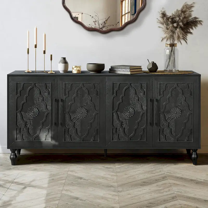 Credenza con ante intagliate a fiori e maniglie in metallo
