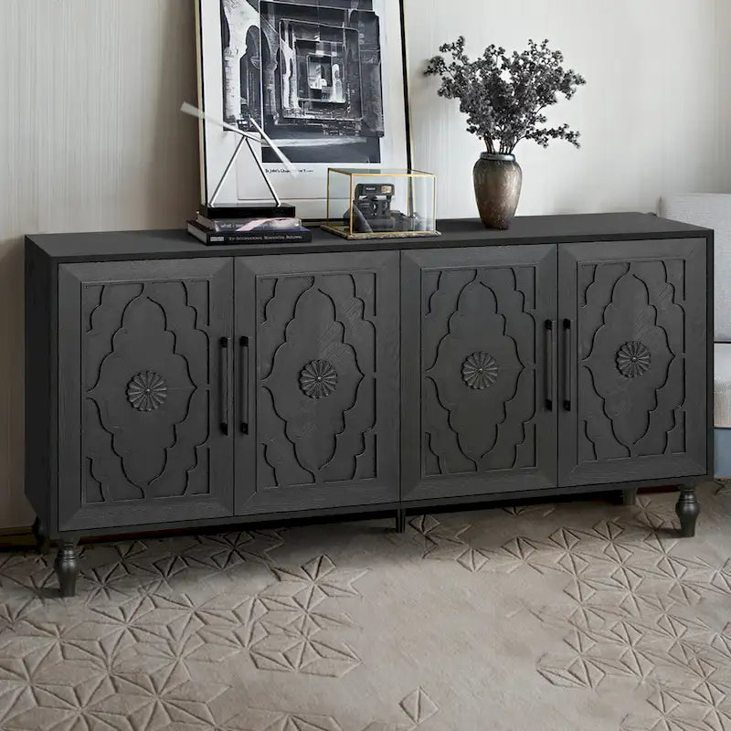 Credenza con ante intagliate a fiori e maniglie in metallo