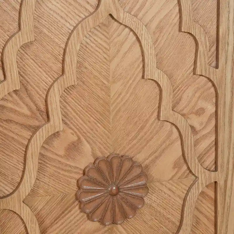 Credenza con ante intagliate a fiori e maniglie in metallo