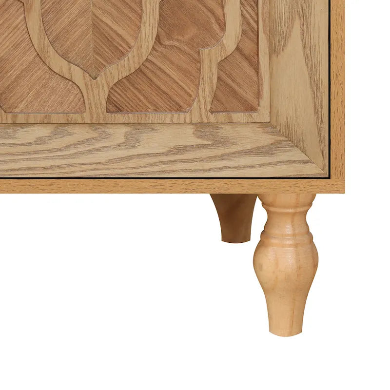 Credenza con ante intagliate a fiori e maniglie in metallo