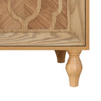 Credenza con ante intagliate a fiori e maniglie in metallo