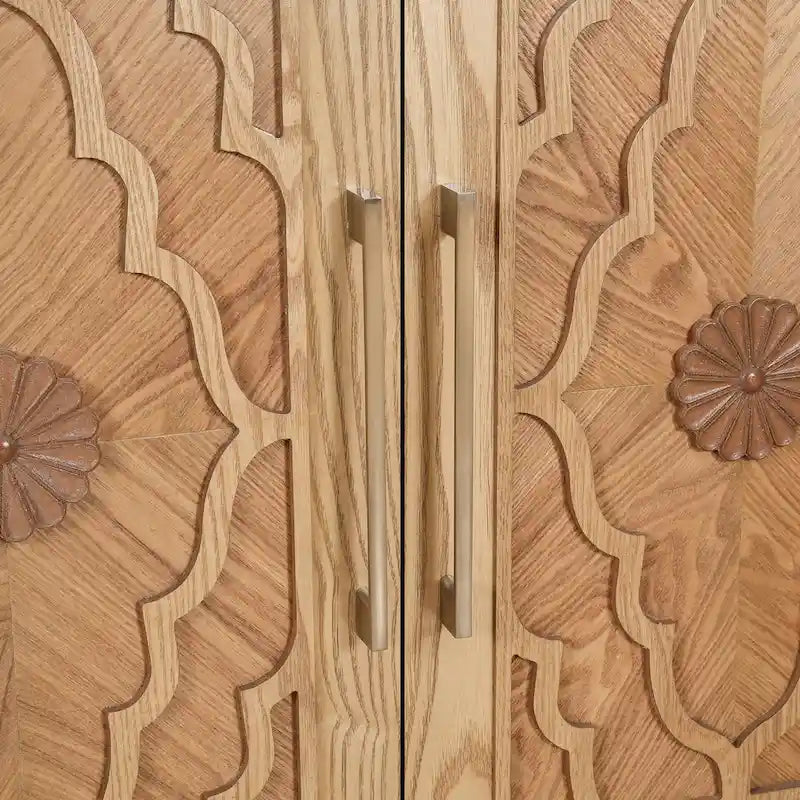 Credenza con ante intagliate a fiori e maniglie in metallo