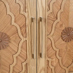Credenza con ante intagliate a fiori e maniglie in metallo