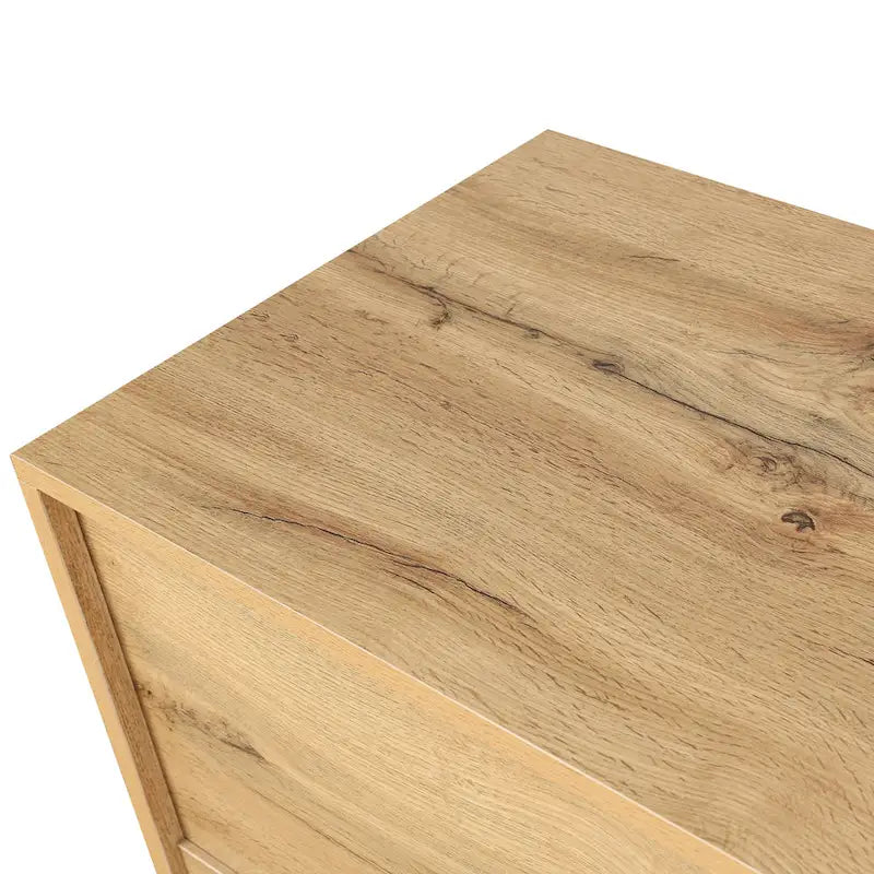 Credenza con ante intagliate a fiori e maniglie in metallo