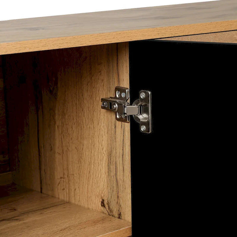 Credenza con ante intagliate a fiori e maniglie in metallo