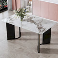 tavolo da pranzo rettangolare, piano in finto marmo bianco, gambe del tavolo in MDF con strisce decorative in metallo dorato