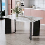 tavolo da pranzo rettangolare, piano in finto marmo bianco, gambe del tavolo in MDF con strisce decorative in metallo dorato