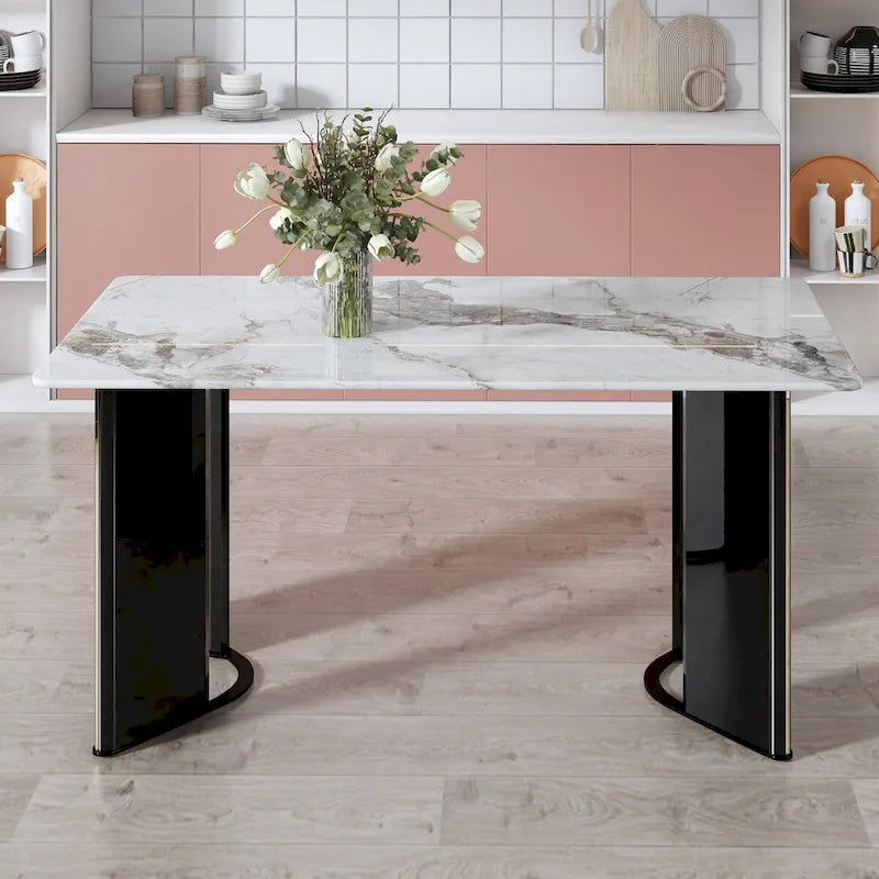 tavolo da pranzo rettangolare, piano in finto marmo bianco, gambe del tavolo in MDF con strisce decorative in metallo dorato