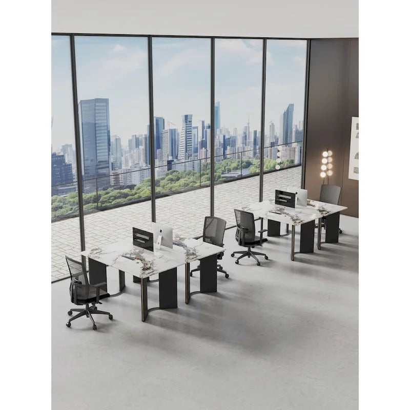 tavolo da pranzo rettangolare, piano in finto marmo bianco, gambe del tavolo in MDF con strisce decorative in metallo dorato