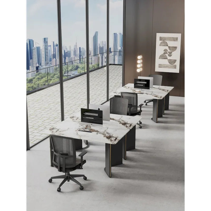 tavolo da pranzo rettangolare, piano in finto marmo bianco, gambe del tavolo in MDF con strisce decorative in metallo dorato