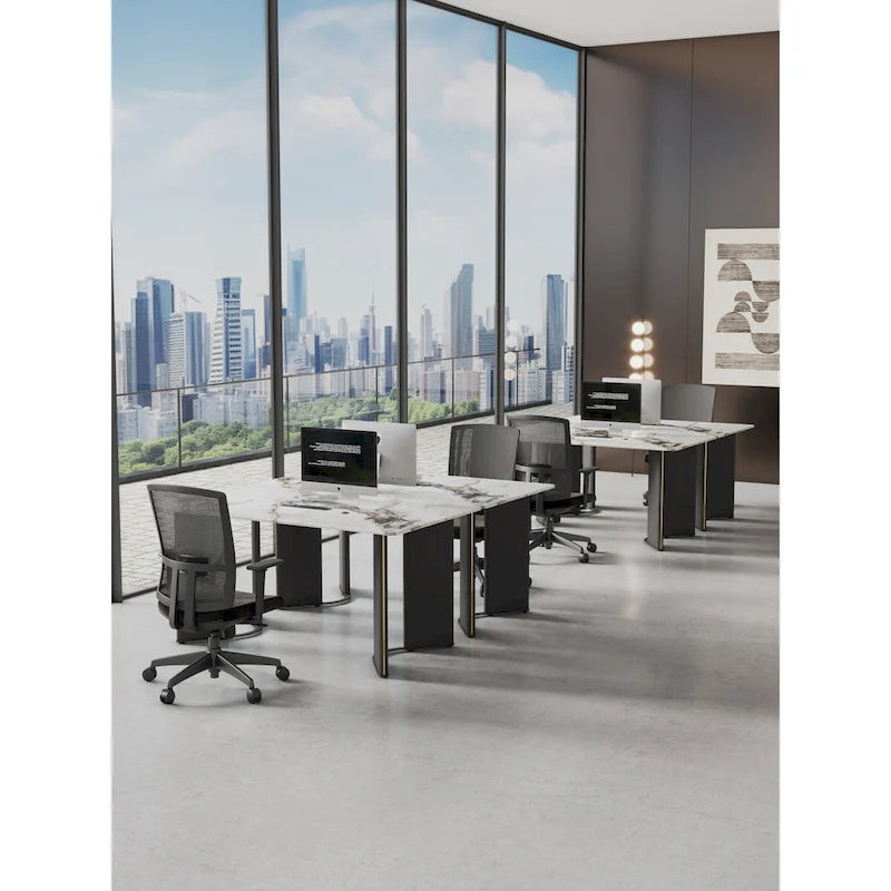 tavolo da pranzo rettangolare, piano in finto marmo bianco, gambe del tavolo in MDF con strisce decorative in metallo dorato
